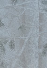 Υφασμα με υφή που διαθέτει σχέδιο από δέντρα και κλαδιά σε απαλά γκρίζα τόνους με διακριτικές λεπτομέρειες από βελόνες πεύκου και φλοιό.