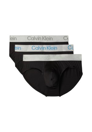 Tre sorte Calvin Klein herretrusser stablet, hver med en sølvfarvet linning med brandnavnet i forskellige farver.
