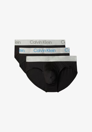 Drei schwarze Calvin Klein Herren-Slips übereinandergestapelt, jeder mit einem silbernen Bund, der den Markennamen in verschiedenen Farben zeigt.