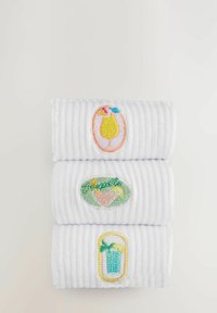 Tre utsvängda vita handdukar med färgglada broderade cocktaildesigns: en gul drink, en rosa margarita med grönska, och en blå drink med mynta.
