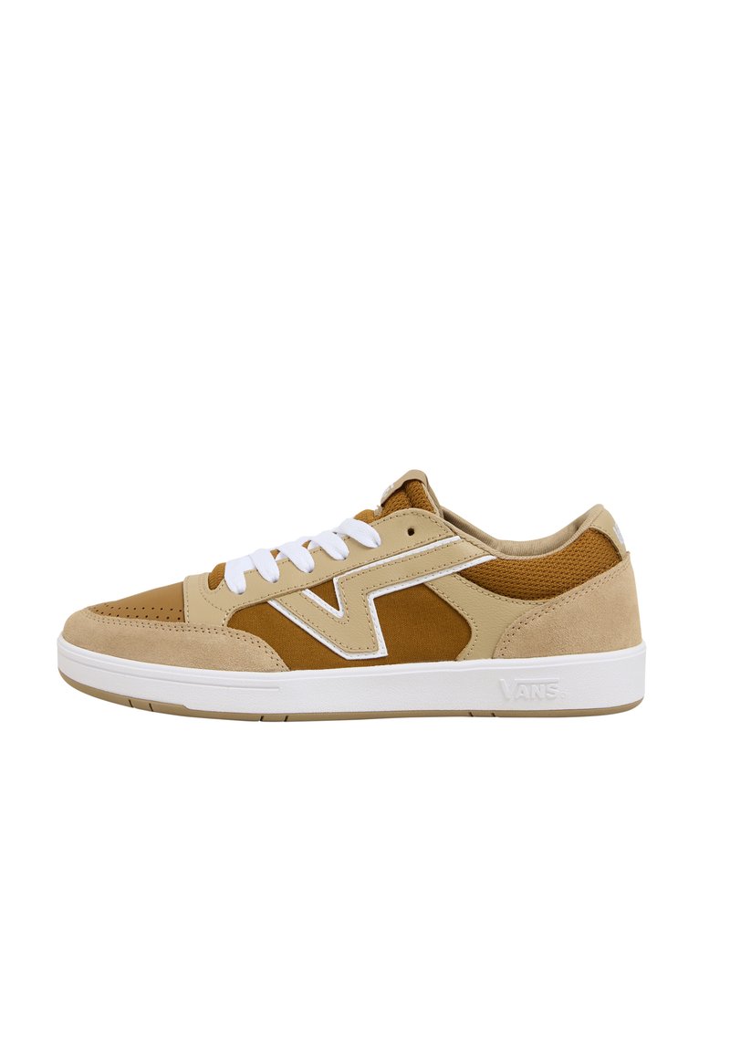 Brune og beige joggesko laget av en blanding av semsket lær og mesh-materialer, med hvite snøringer, polstret krage og gummi såle.