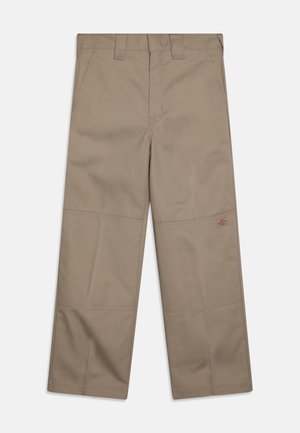 Beige-harmaat verkkohousut suoralla lahkeella, valmistettu kestävästä materiaalista. Ominaisuuksiin kuuluu vahvistetut polviosat ja pieni logo sivussa.