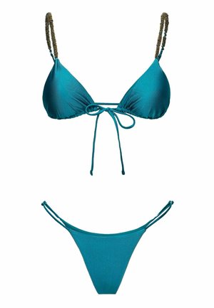 Bikini due pezzi turchese con top a triangolo caratterizzato da spalline perlate e nodo frontale, abbinato a slip a vita bassa con doppie fasce laterali.