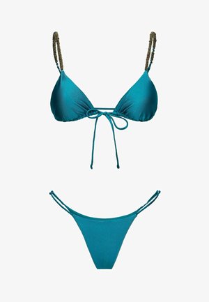 Bikini due pezzi turchese con top a triangolo caratterizzato da spalline perlate e nodo frontale, abbinato a slip a vita bassa con doppie fasce laterali.