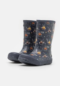 Blå gummistövlar har ett mönster av tecknade vikingar i olika poser. Sulan är texturerad för grepp. Ovandelen har en rundad design.