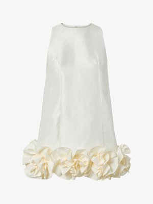 Šaty bez rukávov v strihu A, z krémového saténu s okrúhlym výstrihom a rozšíreným lemom ozdobeným veľkými, vrstvenými volánmi v svetlo žltej farbe.
