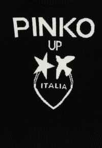 Maglione nero lavorato a maglia con testo bianco "PINKO UP" e un logo con due stelle sopra una forma a cuore che include "ITALIA."