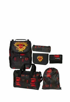 Ensemble de sacs à dos sur le thème Ninjago noir et rouge comprenant un sac d'école, un sac polochon, un sac à cordon, une trousse, un portefeuille et une boîte à crayons.