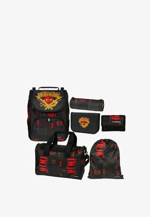 Ensemble de sacs à dos sur le thème Ninjago noir et rouge comprenant un sac d'école, un sac polochon, un sac à cordon, une trousse, un portefeuille et une boîte à crayons.