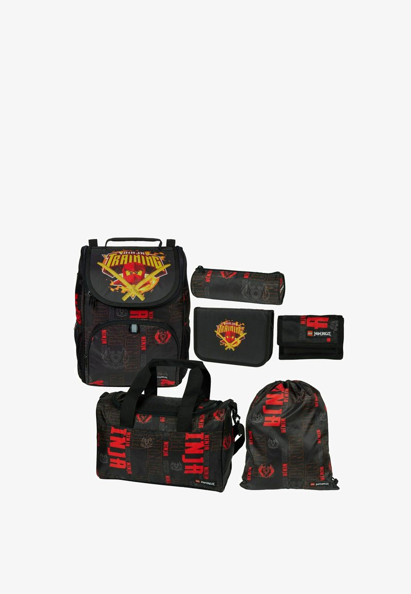 Σετ σακιδίων με θέμα Ninjago σε μαύρο και κόκκινο, που περιλαμβάνει σχολική τσάντα, τσάντα duffel, τσάντα με κορδόνι, κασετίνα για μολύβια, πορτοφόλι και κουτί για μολύβια.