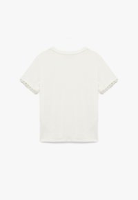 Hvid kortærmet t-shirt med blondedetaljer på ærmerne. Blødt stof, rund halsudskæring og en løs pasform.