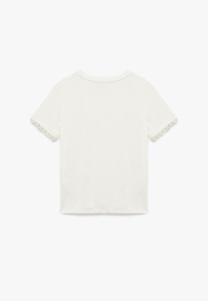 Weißes T-Shirt mit kurzen Ärmeln und Spitzenakzenten an den Ärmeln. Weicher Stoff, runder Ausschnitt und lockere Passform.