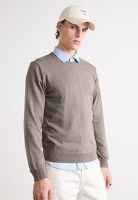 GANT Strikkegenser - dark hazelnut melange