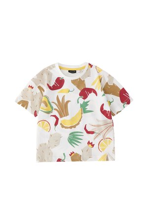 Camicia bianca a maniche corte con stampe colorate di frutta e verdura tropicale, tra cui peperoncini, fette di limone e foglie.