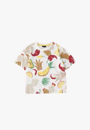 Camicia bianca a maniche corte con stampe colorate di frutta e verdura tropicale, tra cui peperoncini, fette di limone e foglie.