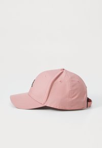 Rosa baseballkasket med en buet skygge, struktureret stof, ventilationshuller og en justerbar rem bagpå. Har et logo foran.