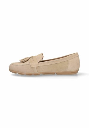 Beige suède loafer met tassel detail, platte rubberen zool en gestikte randen, getoond in zijaanzicht op een witte achtergrond.