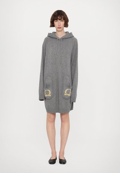 Vestido sudadera gris de punto con mangas largas, dos bolsillos frontales con detalles bordados en amarillo y un corte relajado.
