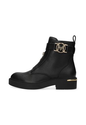 Bottine en cuir noir avec un bout rond, fermeture éclaire sur le côté, boucle en logo doré et un talon épais avec un accent doré. Design de surface texturé.