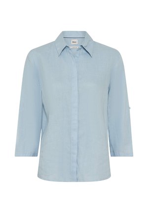 Camicia azzurro chiaro a maniche lunghe con colletto classico e pattina copripulsanti, mostrata su uno sfondo bianco.