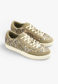 Sneaker im Leopardenmuster mit einem Obermaterial aus beigem Canvas, Akzenten aus braunem Wildleder, weißen Schnürsenkeln und einer strukturierten Gummisohle. Mit einem Logo an der Seite.