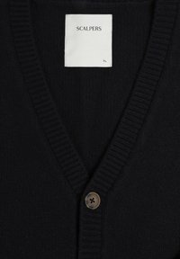 Cardigan azul marino hecho de material de punto, con escote en V, detalles acanalados y un cierre con un solo botón marrón. La etiqueta dice "SCALPERS", talla XL.