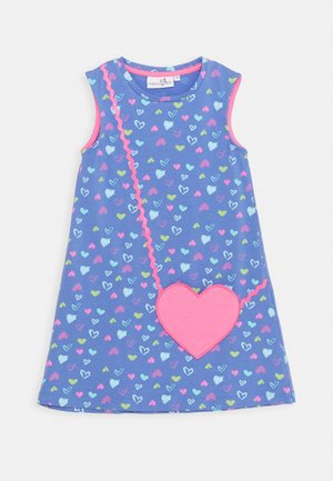 Robe bleue sans manches pour fille avec imprimé de cœurs multicolores, bord ondulé rose et grande poche cœur rose près du bas.
