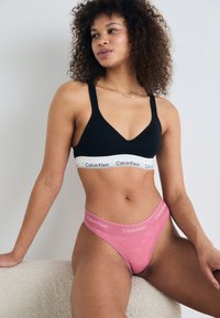 Calvin Klein Underwear THONG ICON COTTON VDAY - String -  berry pink