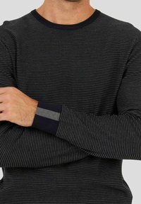 Pull à manches longues navy rayé avec tissu texturé. Les poignets contrastants présentent des accents gris et navy. Encolure ronde et design ajusté.