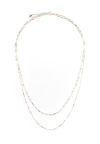 Collana in argento delicato a doppio strato con piccole perle e maglie a barra allungate, chiusura e catena di estensione regolabile.