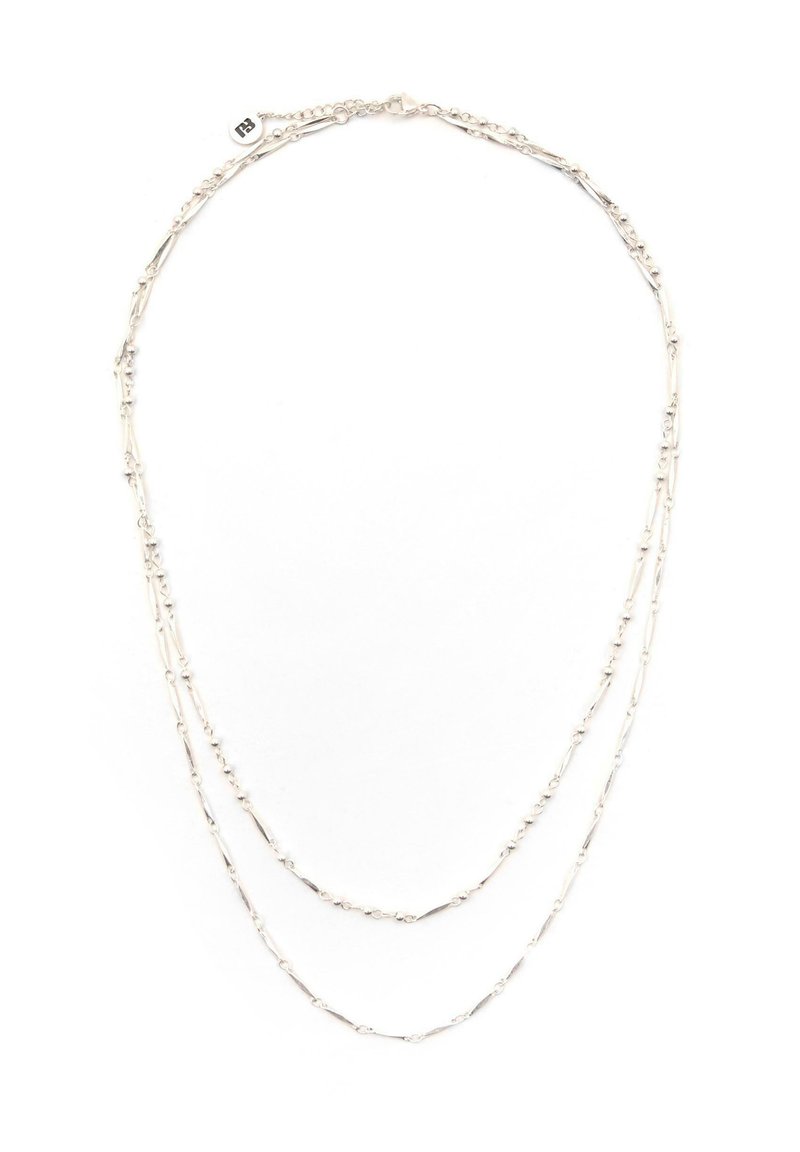 Collana in argento delicato a doppio strato con piccole perle e maglie a barra allungate, chiusura e catena di estensione regolabile.