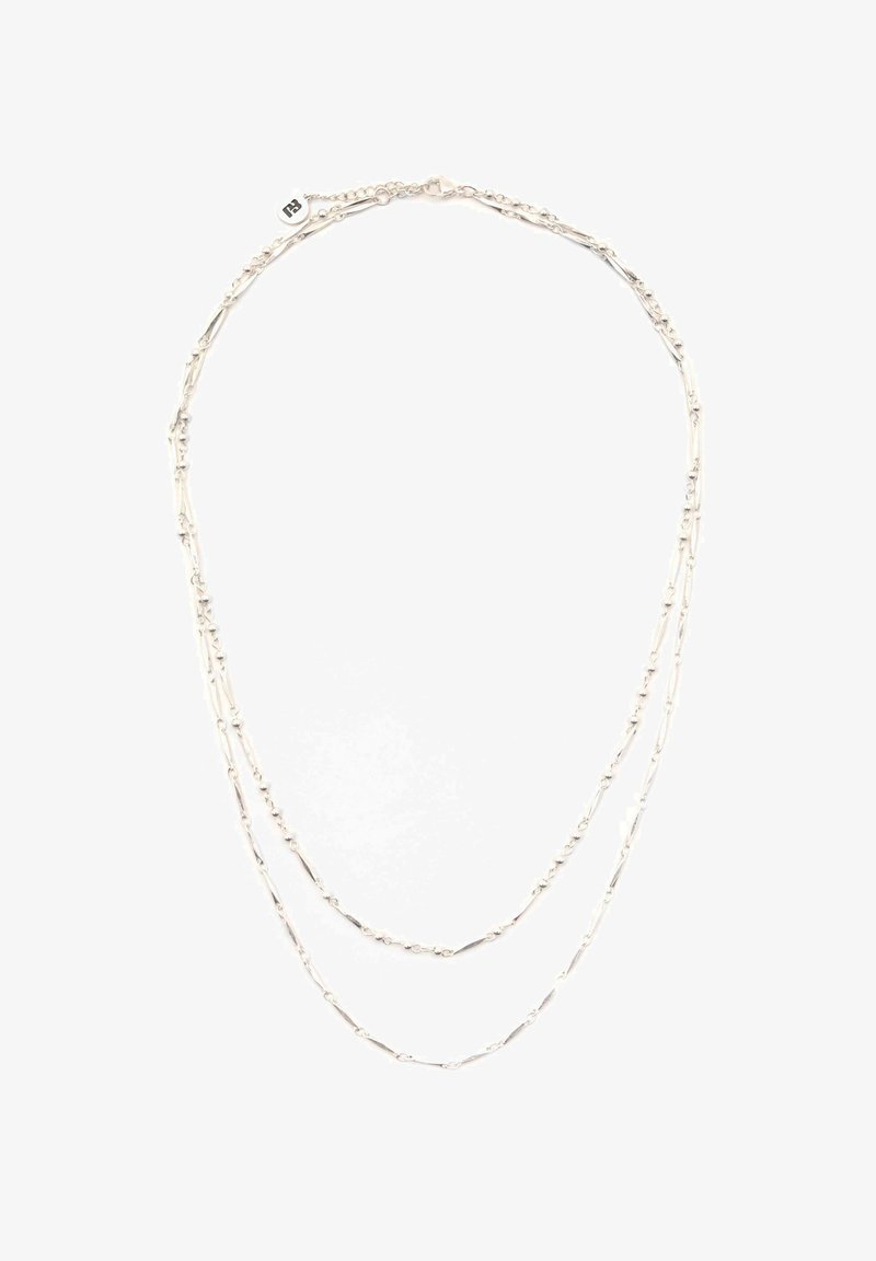 Collana in argento delicato a doppio strato con piccole perle e maglie a barra allungate, chiusura e catena di estensione regolabile.