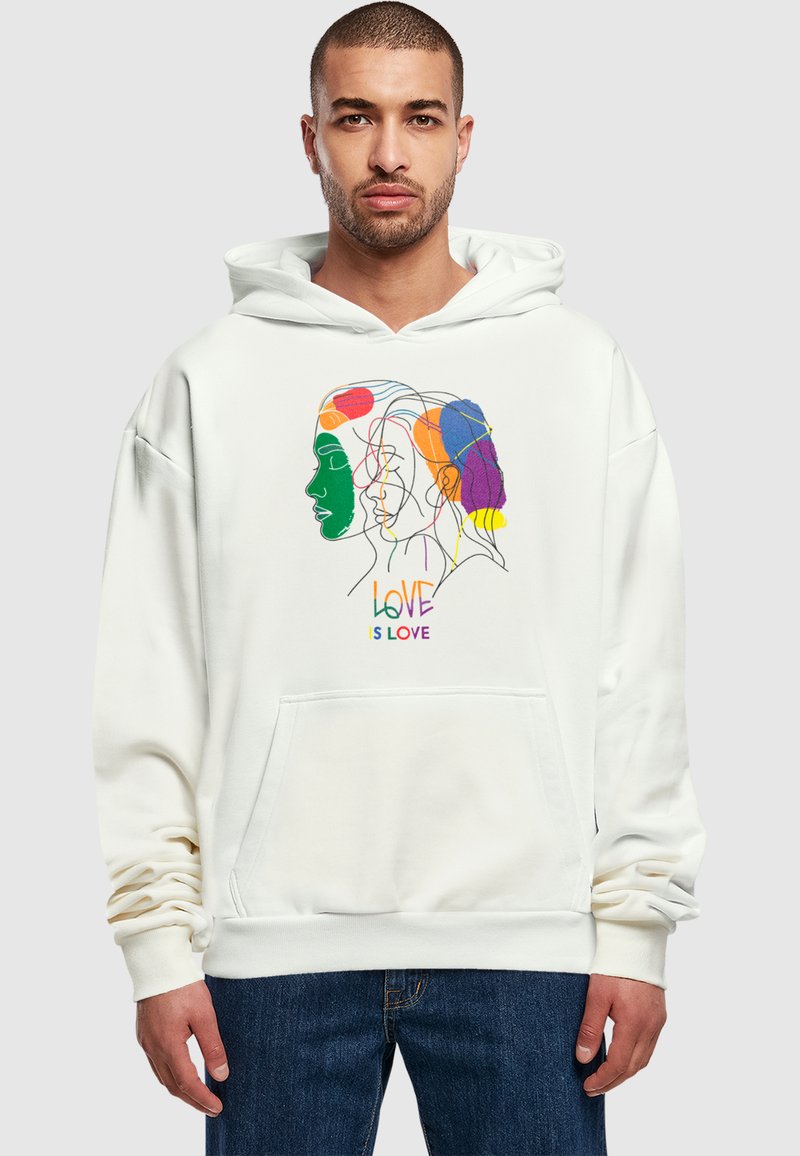 Felpa bianca con cappuccio caratterizzata da un design astratto colorato che rappresenta molteplici volti e dalla frase "L'AMORE È AMORE" in lettere vivaci. Realizzata in un tessuto morbido.