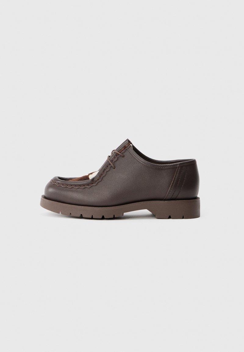Scarpa in pelle marrone con superficie testurizzata, design con lacci e suola in gomma leggermente rialzata dotata di battistrada a motivi.