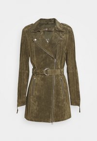 Veste en daim vert olive avec une taille ceinturée, fermeture éclair à l'avant et poches latérales. Présente un col cranté et des manches longues.