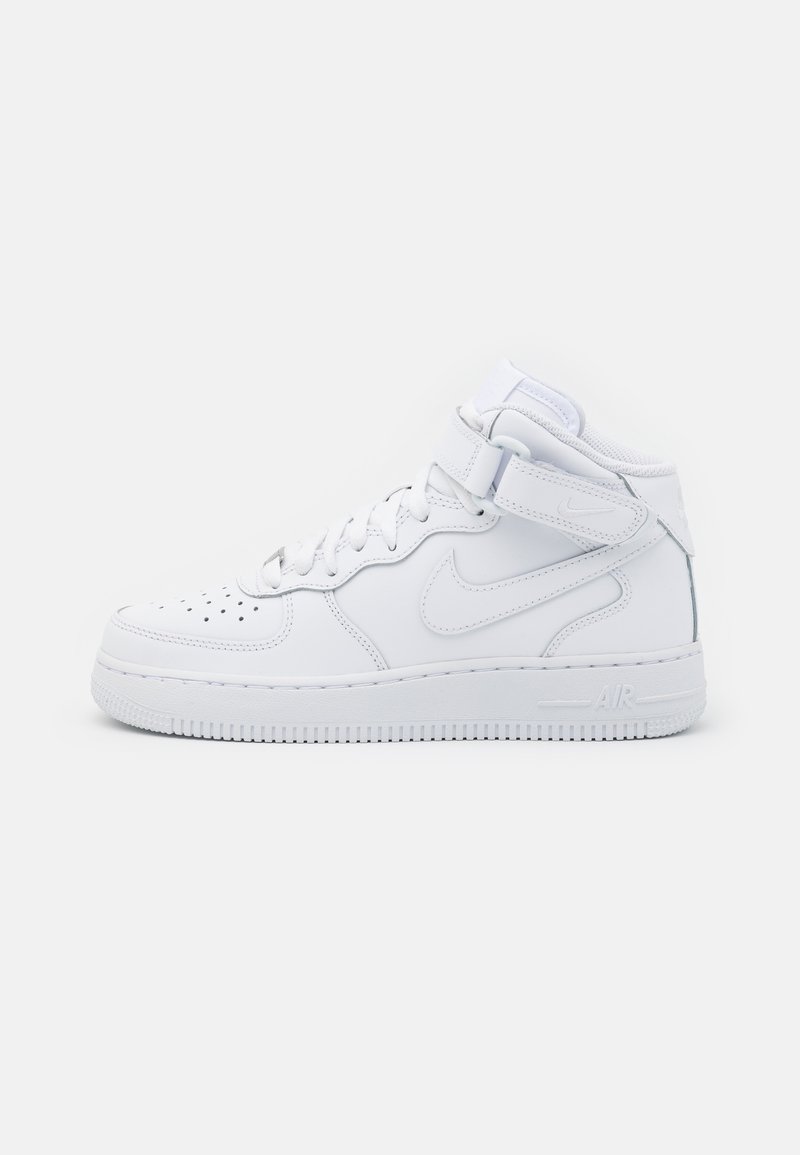 Sneakers alte bianche in pelle con una superficie liscia, dotate di lacci, una fascia in Velcro e suola in gomma con ammortizzazione ad aria.