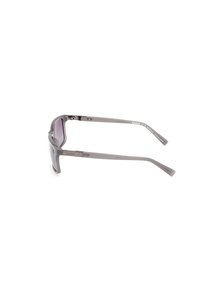 Gafas de sol de plástico gris con lentes degradados, diseño curvo y brazos rectos. Presentan herrajes de metal en el marco.