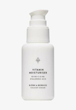 Weiße Flasche mit Pumpspender, bedruckt mit schwarzem Text, der "Vitamin Moisturiser" und Einzelheiten zu den Inhaltsstoffen und der Marke anzeigt.