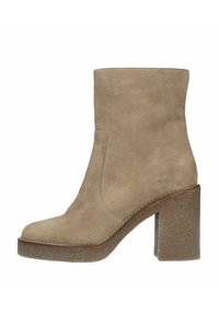 Beige suède enkellaarsjes met een chunky textuur hak, een gladde bovenkant, ronde neus en contrasterende stiksels langs de zool.