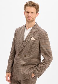 Bruin en beige geruite dubbelgeknoopte blazer met grote knopen, notch revers en een beige zakdoek. Textuurstof.