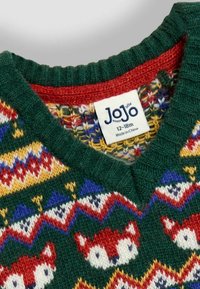 Pletený svetr s barevnými vzory a tvářemi lišek, zelený žebrovaný výstřih do V a štítek "Jojo maman bébés" s velikostí 12-18 měsíců.