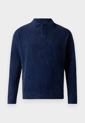 Námornícky modrý pulóver vyrobený z jemného, textúrovaného materiálu. Má golier, trojico tlačidiel a dlhé rukávy. Minimalistický dizajn.