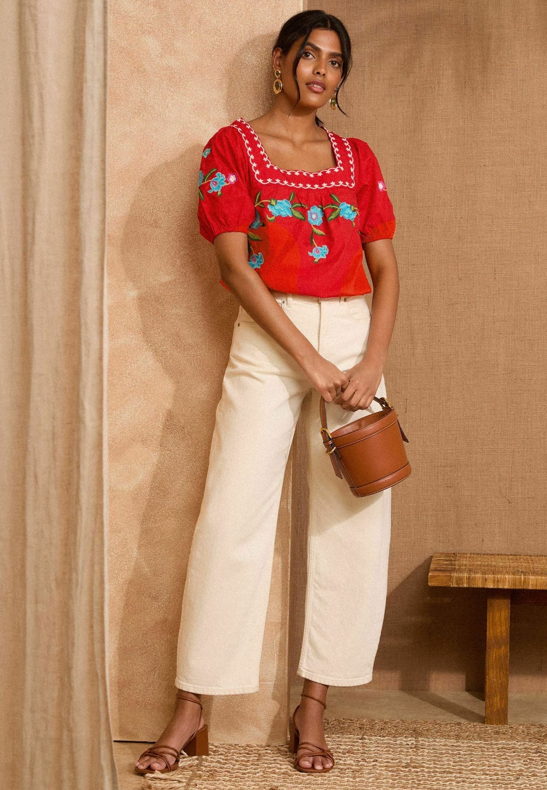 Love & Roses SQUARE NECK EMBROIDERED SHORT SLEEVE TOP . - Blusa