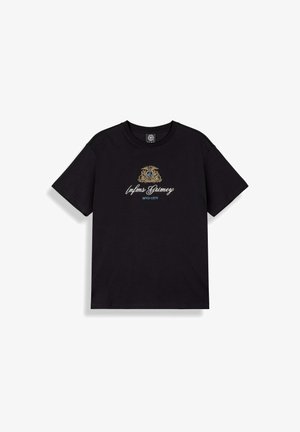 Czarna koszulka z krótkim rękawem z złoto-niebieskim herbem nad białym kursywym napisem „Infinms Grimey” oraz niebieskim napisem „MVD CITY” na piersi.