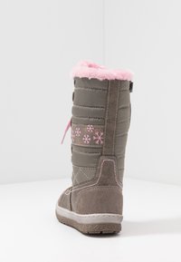 Bota de inverno cinza com forro de pelúcia rosa e padrão decorativo de flocos de neve. Apresenta textura acolchoada e uma sola de borracha para tração.
