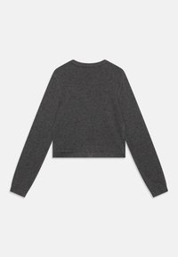 Šedý, zkrácený svetr vyrobený z měkkého pleteného materiálu. Má dlouhé rukávy a žebrovaný výstřih a lem. Jednoduchý design bez vzorů nebo akcentů.