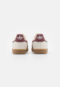 adidas Originals GAZELLE UNISEX - Tenisky - cloud white/shadow red