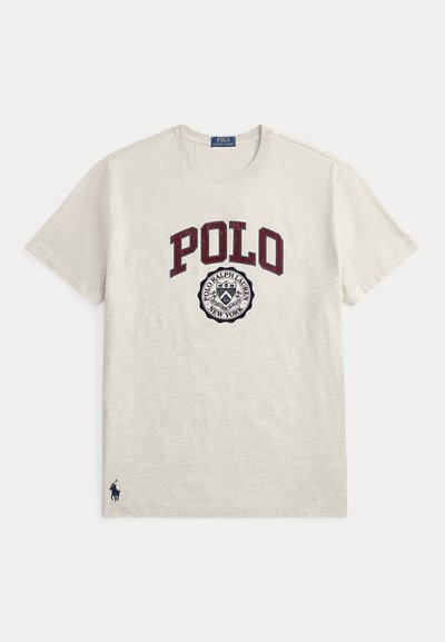 Ανοιχτό γκρι κοντομάνικο T-shirt με στρογγυλή λαιμόκοψη και "POLO" με μεγάλα μπορντό γράμματα και κυκλικό έμβλημα Polo Ralph Lauren New York από κάτω.