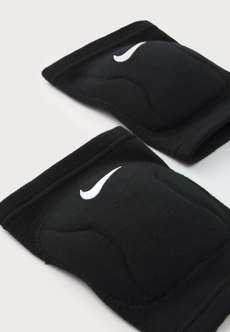 Zwarte kniebeschermers met gevoerde bescherming, gekenmerkt door een gestructureerde stof en een witte Nike-logo-accent op elke pad.