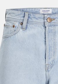 Lysblå denimjeans med et klassisk femlomme-design, en knaplukning og syede detaljer langs sømmene.